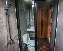 Двухместный номер Standard с балконом двуспальная кровать в In A Box Hostel