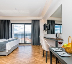 Двухместный номер Deluxe с видом на море двуспальная кровать в Kas Pier Hotel