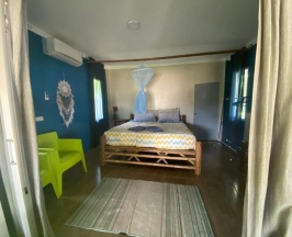 Двухместное бунгало рядом с пляжем двуспальная кровать в Secret Beach Bungalows