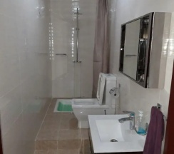 Кровать в общем номере в Shelter Hostel