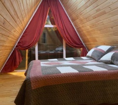 Двухместный семейный коттедж Мансарда с красивым видом из окна двуспальная кровать в А-фрейм дома