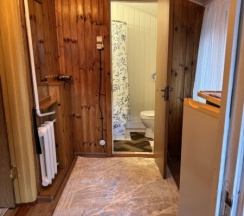 Двухместный номер с 2 односпальными кроватями и общей ванной комнатой в Лотос