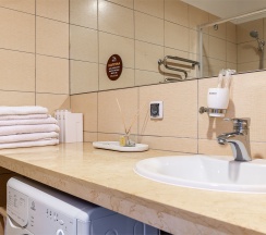 Трехкомнатные улучшенные апартаменты с двумя спальнями (7 этаж) в Real Apartments Sochi