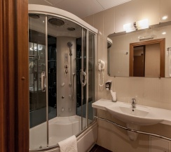 Номер улучшенный с 1 двуспальной кроватью в Azimut Отель Ставрополь