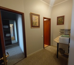 Двухкомнатный апартамент с двумя спальнями и кухонным уголком в На Невском