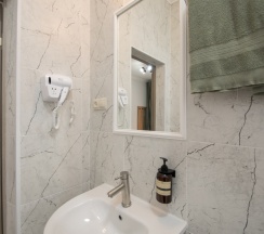 Двухместный номер Classic с видом на внутренний двор двуспальная кровать в Rodnik village&SPA