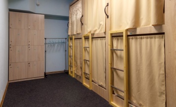 Спальное место в общем 10 местном капсульном номере в Nice Hostel