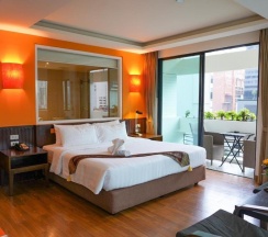 Двухместный люкс с балконом двуспальная кровать в Hotel Mermaid Bangkok