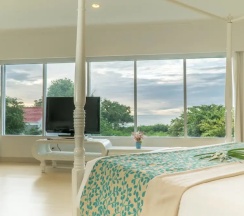 Двухместный люкс с частичным видом на море двуспальная кровать в Cera Resort Chaam