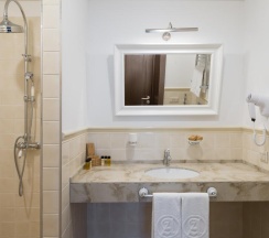 Номер комфорт премиум в Аверон