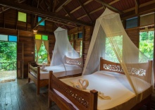 Трёхместная Tree House с видом на реку в Art's Riverview Lodge