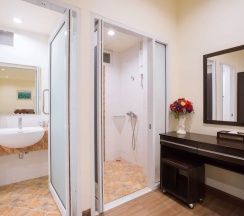 Люкс с балконом в Tharakiree Place Hotel