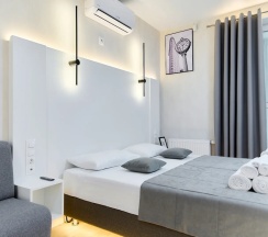 Двухместный номер Deluxe с балконом и с видом на город 2 отдельные кровати в Апартаменты Новые в Минск-Мир возле Avia mall