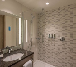 Двухместный номер для некурящих Corner Guest двуспальная кровать в Hampton by Hilton Frankfurt City Centre East