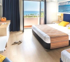 Двухместный номер Standard с видом на море двуспальная кровать в Club Aqua Plaza