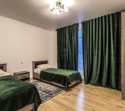 Семейные апартаменты с 3 комнатами с балконом и с красивым видом из окна в Отражение гор и Альбион