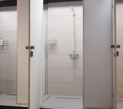Кровать в общем номере (мужской номер) (общая ванная комната) в Opaliha Loft rooms