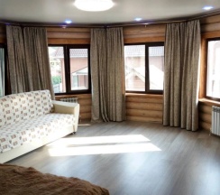 Коттедж с балконом в Weekend63