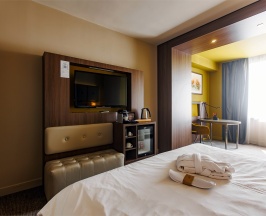 Номер Privilege c большой двуспальной кроватью в МЕРКЮР ТЮМЕНЬ ЦЕНТР