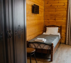 Двухместный номер с двуспальной кроватью и дополнительной кроватью в Пик Архыза