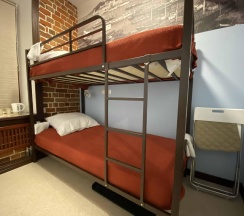 Кровать в 2-местном общем номере №4 в Стрежень