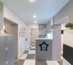 Просторная комната для большой компании с отдельным входом. в Star home
