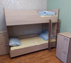 Кровать в 8-местном мужском номере в Диско