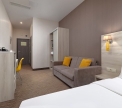 Улучшенный номер с широкой двуспальной кроватью в Golden Tulip