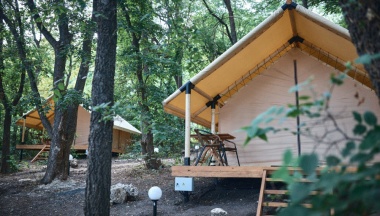 Двухместный тент Сафари двуспальная кровать в River Glamp
