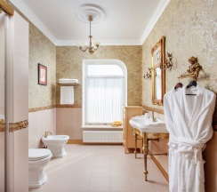 Двухместный люкс с красивым видом из окна двуспальная кровать в Villa Romanov Wine Club & SPA