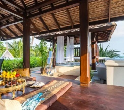 Двухместный люкс Royal с видом на море двуспальная кровать в Muang Samui Spa Resort