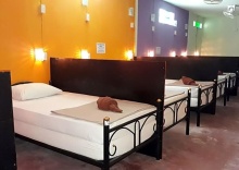 Кровать в общем номере в Baan Mook Anda Hostel