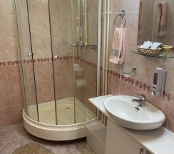 3-местный номер стандарт с 1 односпальной и 1 двуспальной кроватью (302,303) в Гармония