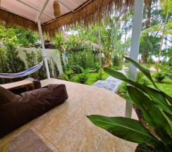 Двухместное бунгало Superior рядом с пляжем двуспальная кровать в Secret Beach Bungalows