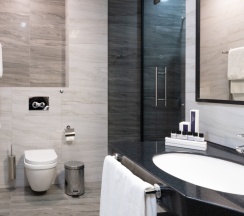 Двухместный люкс с видом на город двуспальная кровать в Reikartz Sky Алматы