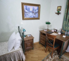 Одноместный номер стандарт первой категории с видом на монастырь в Покровская