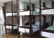 Кровать в общем номере в Sairee Center Guesthouse