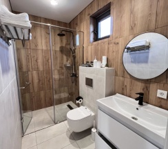 Коттедж с 2 комнатами с балконом и с красивым видом из окна в Alma house