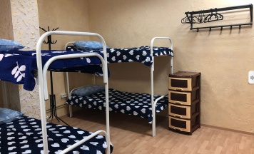 Кровать в женском 6-ом номере (удобства на этаже) в Золотой ключик