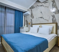 Студия Панорамная с балконом, мини кухней и видом на город и зелёную зону в Амбассадор