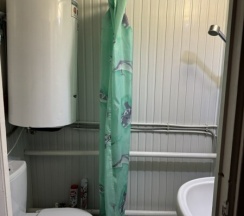 Двухместный номер эконом-класса с 2 односпальными кроватями и общей ванной комнатой в Лотос