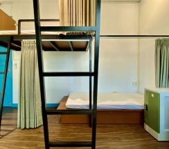 Кровать в общем номере (женский номер) с балконом и рядом с пляжем в Bayhouse Hostel Penghu