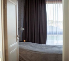 Большой дом Форест с чаном в окружении леса в Timeless