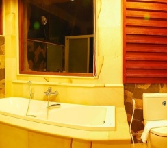 Вилла с балконом и с видом на воду в Bura Resort, Chiang Rai