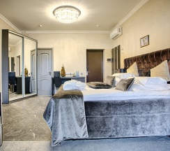 24 семейный номер Мансарда с 2 комнатами с балконом и с видом на море в Exclusive Hotel&Apartments