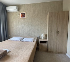 Двухместный номер Standard с балконом и с красивым видом из окна двуспальная кровать в Гранат