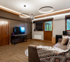 3-комнатные апартаменты с джакузи на террасе и видом на горы в Boogel Woogel bar&hotel