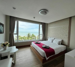 Люкс с видом на море в The Beach Front Resort Pattaya  - SHA Plus