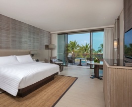 Четырёхместный номер Deluxe с балконом двуспальная кровать в Phuket Marriott Resort And Spa, Nai Yang Beach