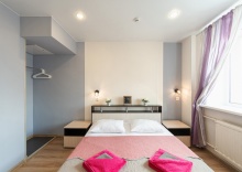 Комната в нежных тонах с двуспальной кроватью. в Star home